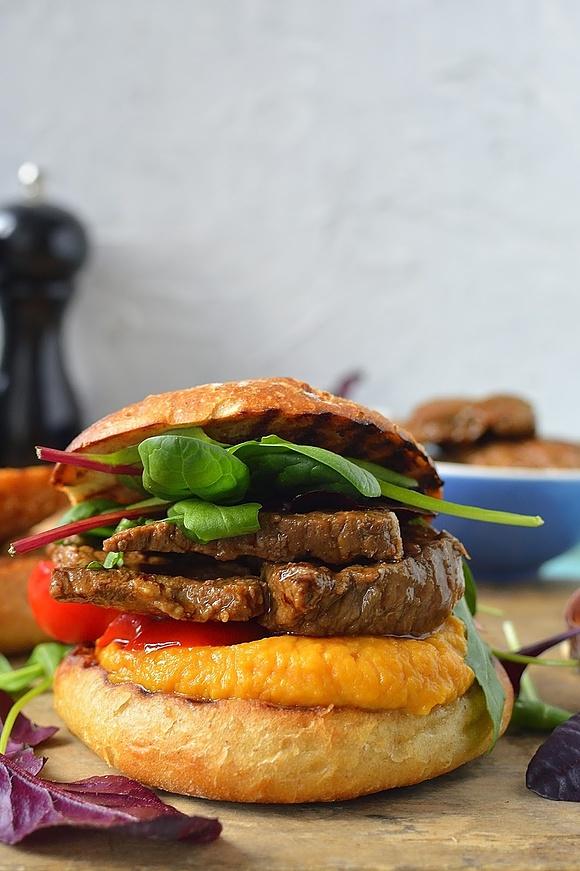 Domowe burgery z grillowanym mięsem chrupiąca bułka i kremowy sos