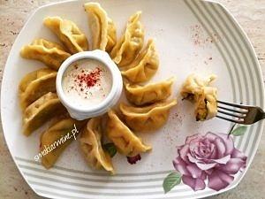 Pierogi z ciasta dyniowego nadziane dynią i słonym serem