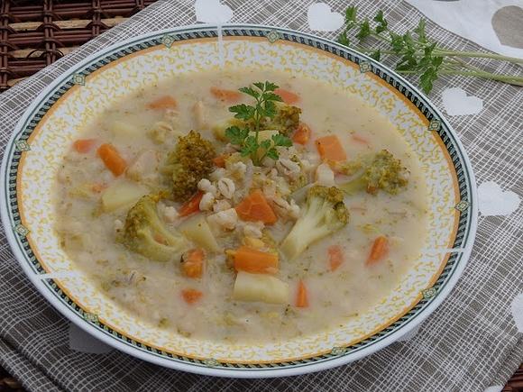 Zupa jarzynowa z pęczakiem - przepis na pożywny obiad
