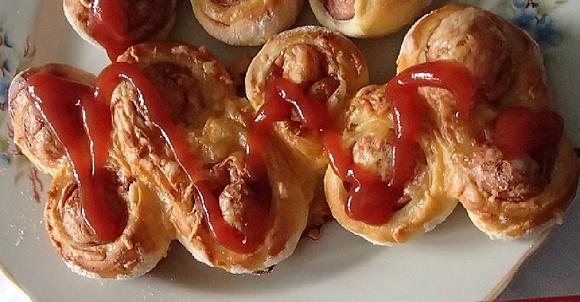 Bułeczki gąsieniczki z parówkami - hot dogi inaczej