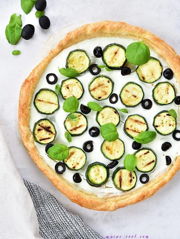 Tarta z ciasta francuskiego z grillowaną cukinią i kozim serem