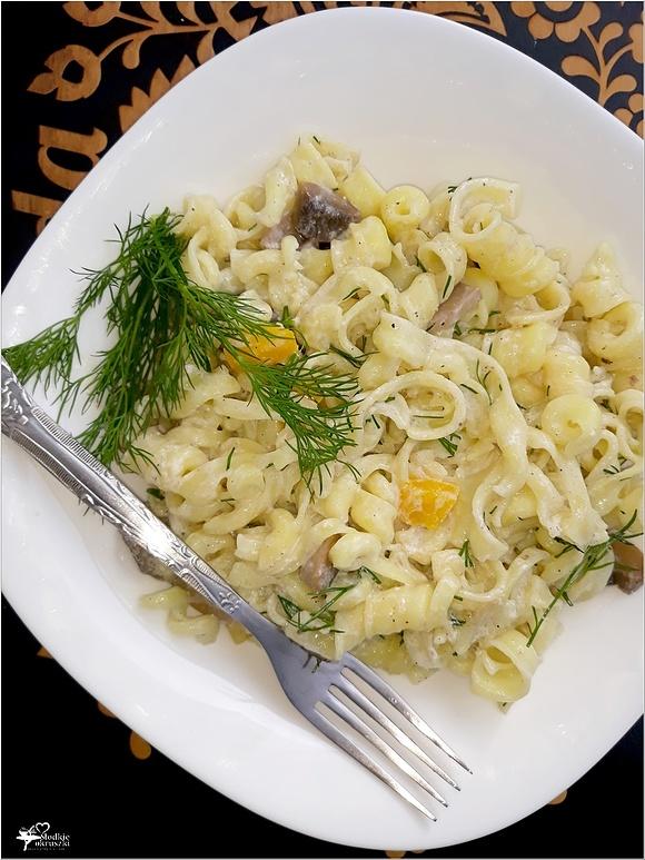 Szybki makaron w jogurtowo-koperkowym sosie