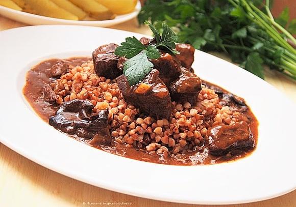 Gulasz z jelenia z leśnymi grzybami