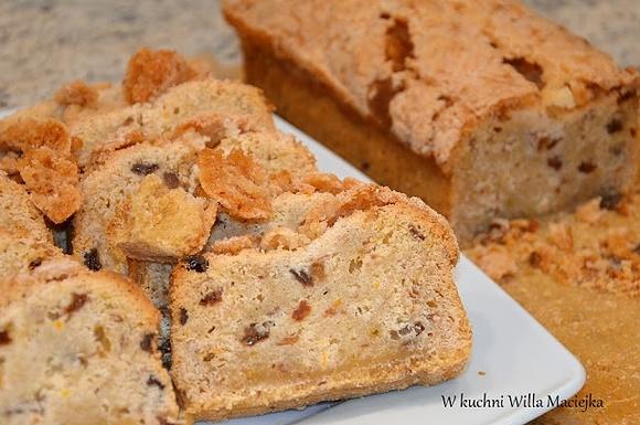 Śniadaniowa babka niedzielna z bakaliami i kruszonką