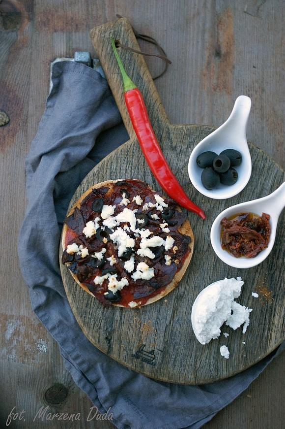 Mini pizza pita z chorizo, suszonymi pomidorami i ricottą