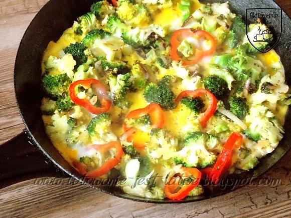 Omlet z brokułami i papryką