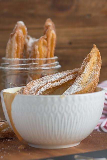 Churros z sosem krówkowym