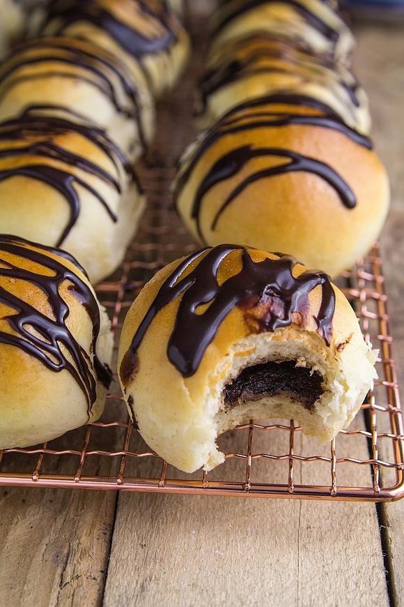Pieczone pączki z nadzieniem czekoladowym