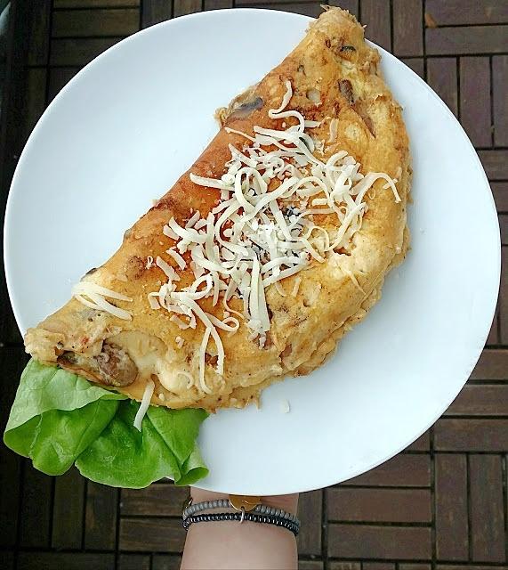Omlet z pieczarkami i żółtym serem