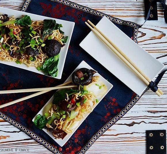 Stir-fry z pak choi, grzybami, imbirem i makaronem mie