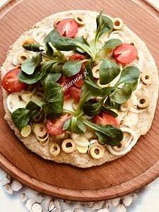 Pizza z patelni na spodzie gryczanym