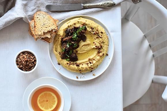 Hummus z pieczarkami - przepis na wegański dip