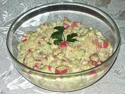 Sałatka z surimi i ogórkiem zielonym