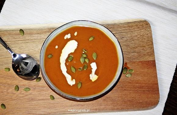 Wegańska zupa dyniowo-pomidorowa