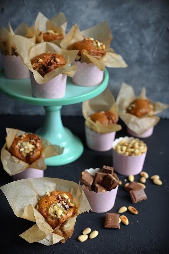 Muffinki z bananami czekoladą i migdałami