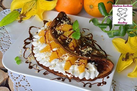 Czekoladowy omlet z pomarańczą i bitą śmietaną