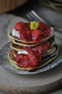 Pancakes śmietankowe z truskawkami