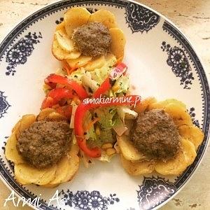 Pieczone kotleciki kwiatki z papryką i ziemniakami
