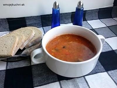Zupa gulaszowa z mięsem i warzywami