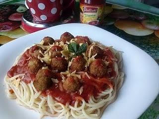 Spaghetti z mięsnymi kulkami i sosem pomidorowym