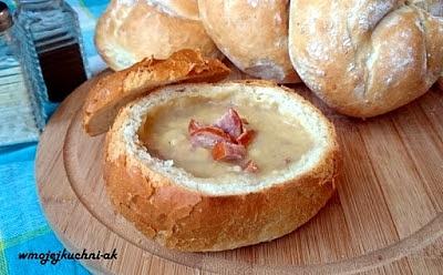 Grochówka na wędzonym mięsie w bułce