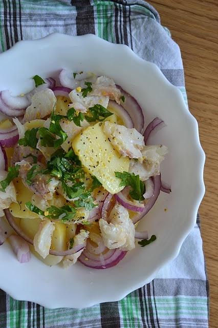 Sałatka z wędzonym dorszem i ziemniakami