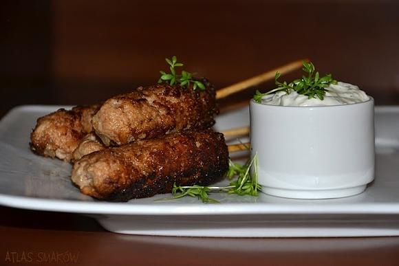 Kotlety mielone inaczej - greckie kebabiki na patyku