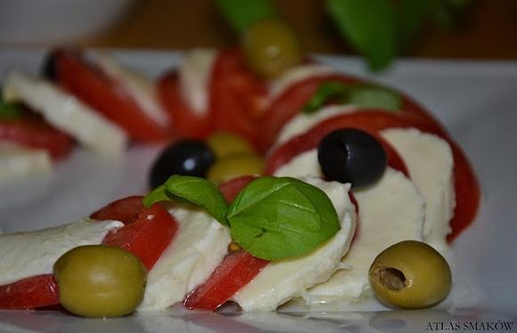 Sałatka Caprese z mozzarellą i pomidorami