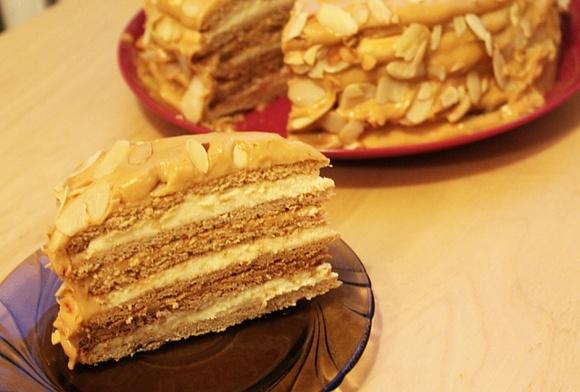 Miodowy tort z kremem krówkowym