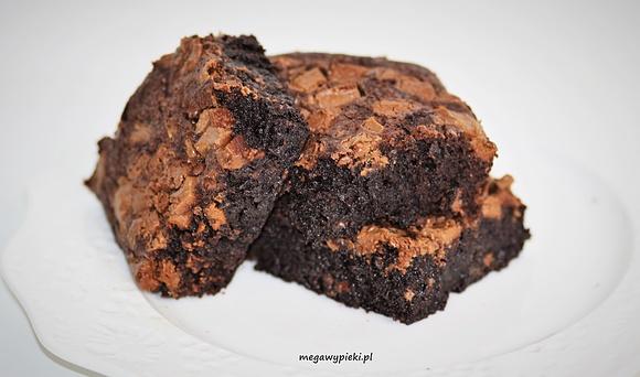 Ciasto czekoladowe typu brownie z czekoladą mleczną