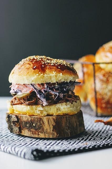 Burger z szarpaną wołowiną i colesławem z czerwonej kapusty