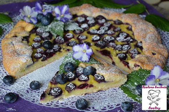 Krucha tarta budyniowa ze świeżymi borówkami