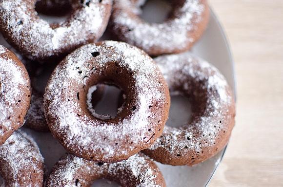 Czekoladowe wegańskie donuty z piekarnika