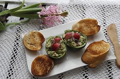 Wiosenne pikantne guacamole