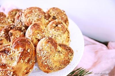 Drożdżówki od serca z kajmakiem i orzechami