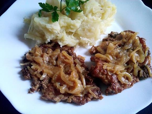 Karkówka duszona z cebulą