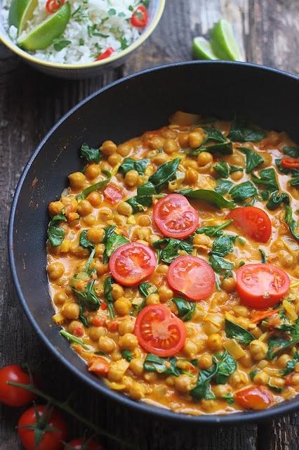 Wegetariańskie curry z ciecierzycą i szpinakiem