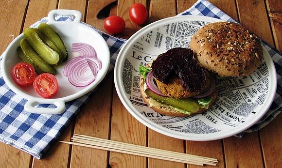 Burgery z ciecierzycy z glazurowanymi buraczkami