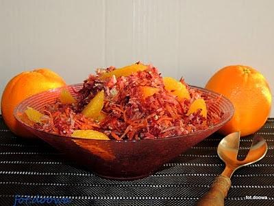 Surówka z kolorowych warzyw i pomarańczy do codziennego jadłospisu
