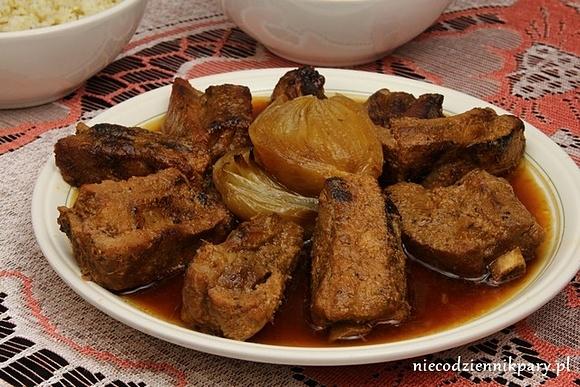 Pieczone żeberka w miodowo-chrzanowej marynacie