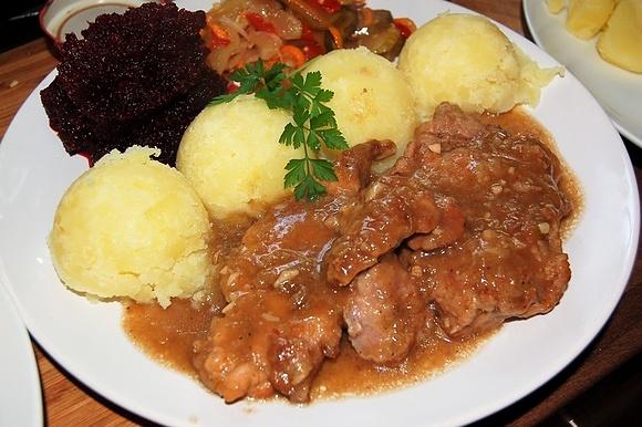 Duszone mięso w aromatycznym sosie pieczeniowym