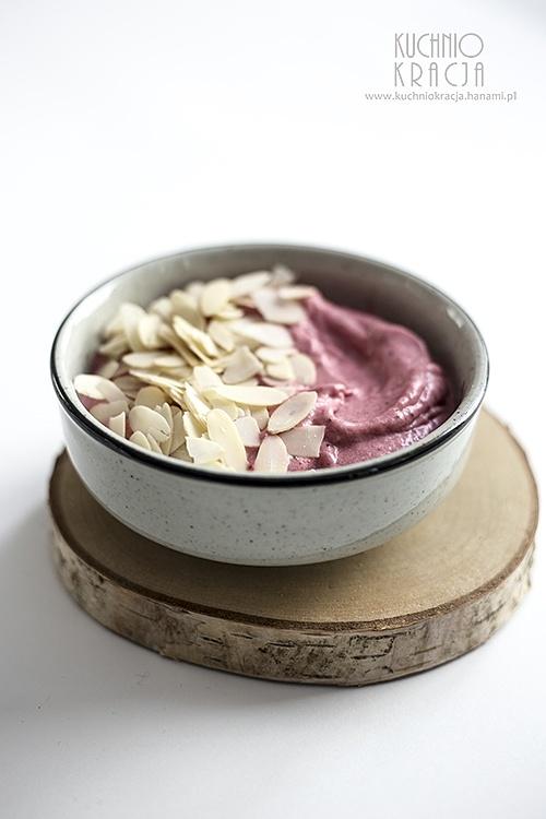 Smoothie bowl z bananem, truskawkami i płatkami migdałowymi