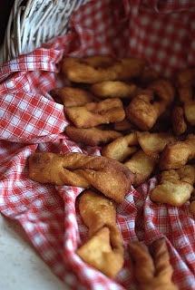 Faworki drożdżowe - przepis na chrusty z ciasta drożdżowego