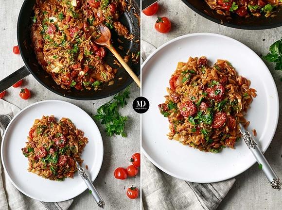 Orzo risotto z chorizo, jarmużem i pieczonymi pomidorami