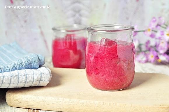 Rubinowe smoothie warzywno-owocowe z bananem i jogurtem greckim