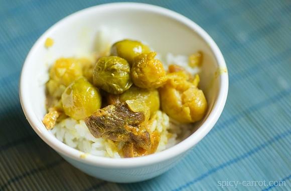 Curry z brukselką i morelami