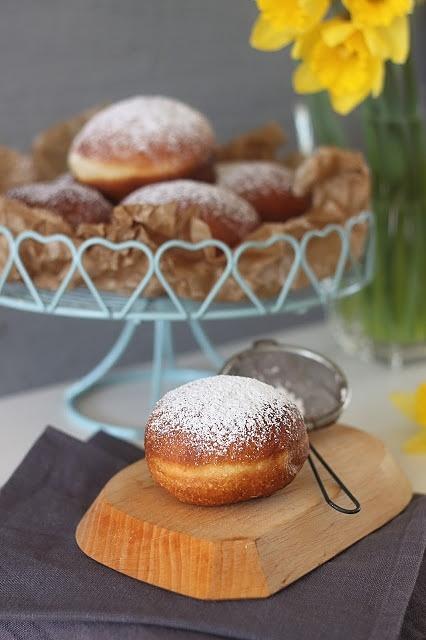 Pączki na tłusty czwartek - przepis na słodkie polskie pączki