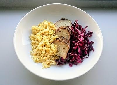Polędwiczka wieprzowa z kaszą bulgur i surówką z czerwonej kapusty