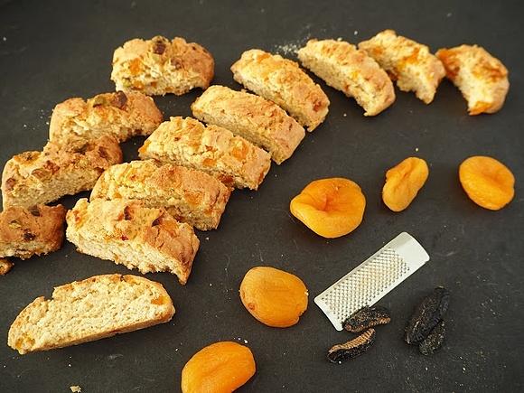 Cantucci z suszonymi morelami i ziarnami tonki