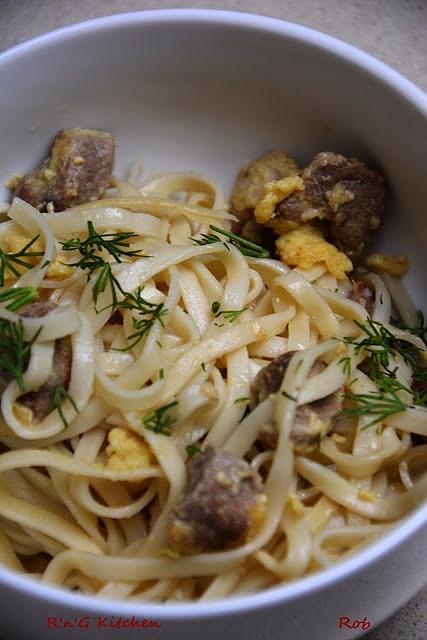 Pierś kaczki w cytrynie z makaronem chow mein
